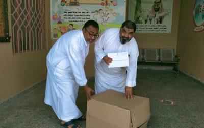 توزيع حقائب مدرسية وبرادات مياه للشرب